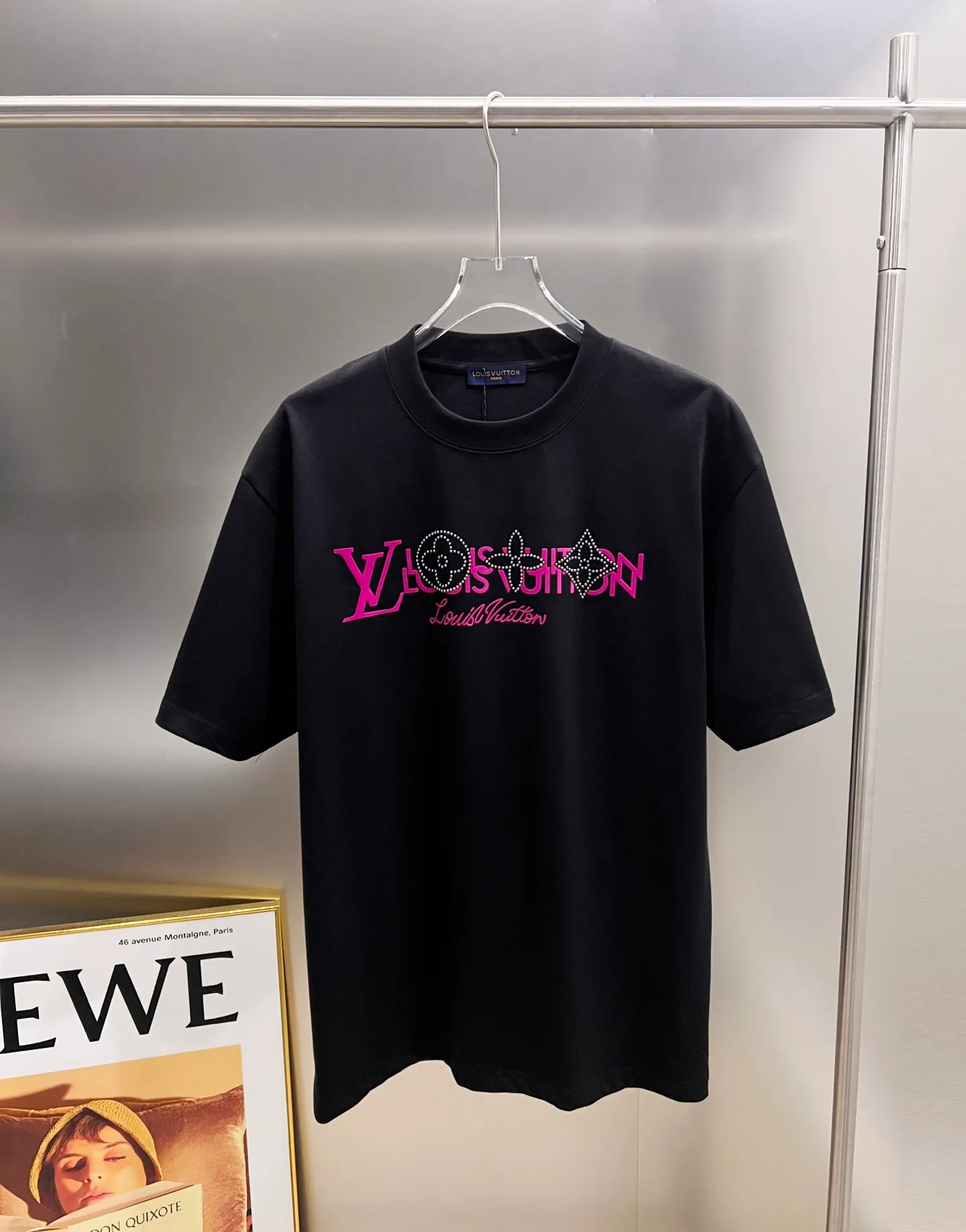 🅿️190 1v Louis* 2025 autumn and winter new style, classic letter three-dimensional foam printing + hot silver pearl diamond craft design, high-end version! Highly breathable and comfortable, customized double yarn plain cotton fabric. Short-sleeved T-shirt. Same style for men and women. Sizes S M L XL XXL Five sizes black white